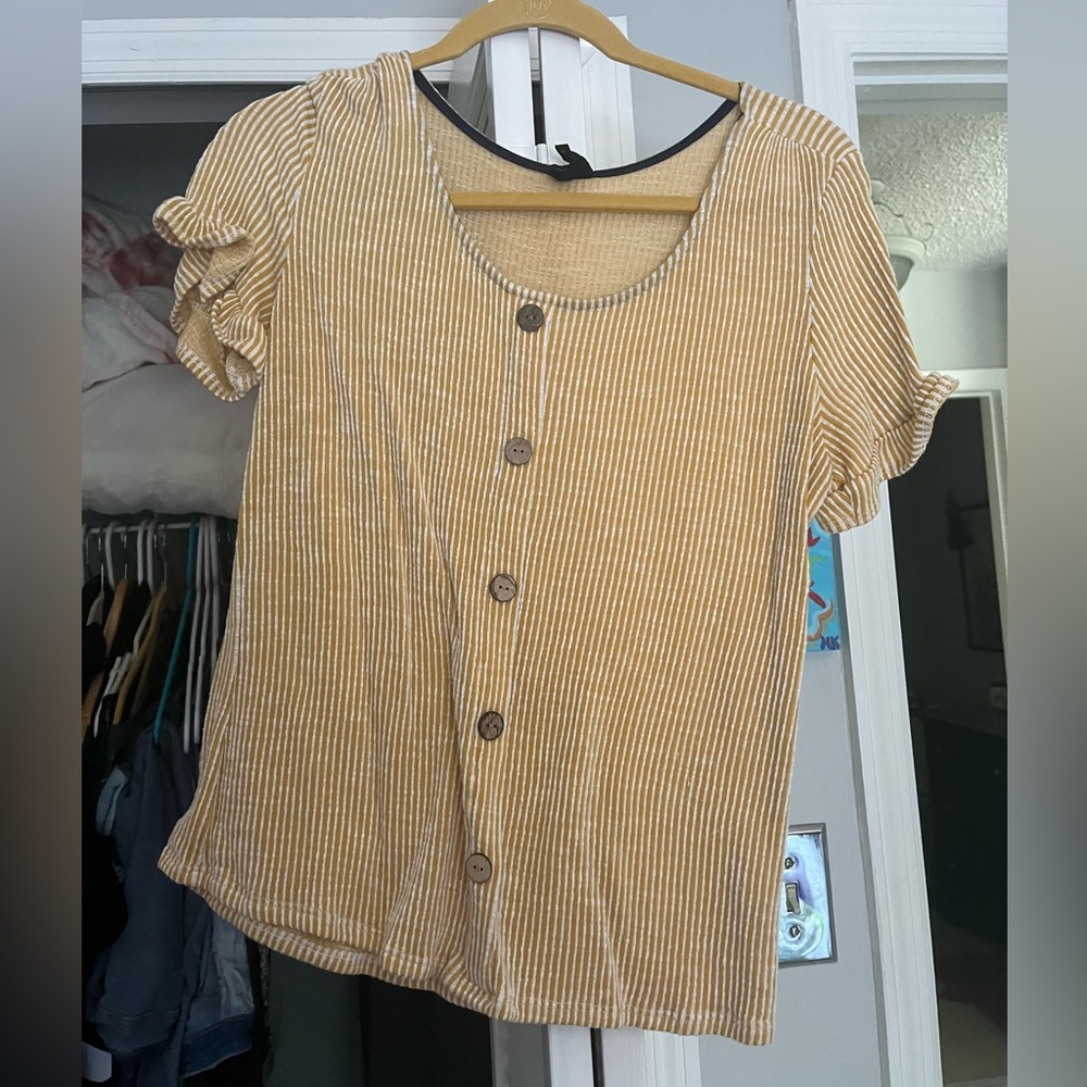 Cute yellow top sized medium